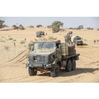 Un camion GBC-180 tente de franchir une dune de sable sur l'axe Berliet, au Niger.