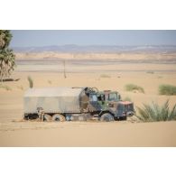 Désensablement d'un camion -citernre CBH-385 du Service des essences des armées (SEA) sur l'axe Berliet, au Niger.