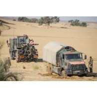 Remorquage d'un camion-citerne CBH-385 du Service des essences des armées (SEA) par un camion lourd de dépannage (CLD) sur l'axe Berliet, au Niger.
