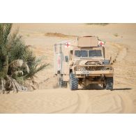 Un véhicule léger de reconnaissance et d'appui (VLRA) sanitaire (SAN) tente de franchir une dune de sable sur l'axe Berliet, au Niger.