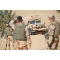 Un véhicule léger de reconnaissance et d'appui (VLRA) sanitaire (SAN) tente de franchir une dune de sable sur l'axe Berliet, au Niger.