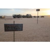 Des camions du train de combat stationnent lors de l'arrêt d'un convoi à proximité d'une balise de la mission Berliet, au Niger.