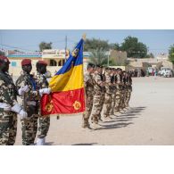 Rassemblement d'un piquet d'honneur franco-tchadien pour une prise d'armes sur la place de l'Indépendance de Faya-Largeau, au Tchad.