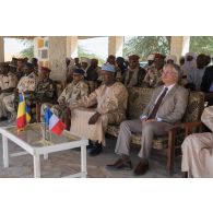L'ambassadeur Philippe Lacoste assiste à une cérémonie aux côté des généraux Ismat Issakha Acheikh et Touka Ramadan Koré depuis la tirbune officielle à Faya-Largeau, au Tchad.