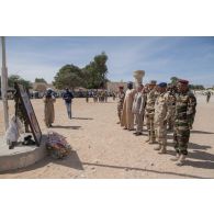 Le général François-Xavier de Woillemont dépose une gerbe devant la plaque commémorative du général Victor-Emmanuel Largeau à Faya-Largeau, au Tchad.