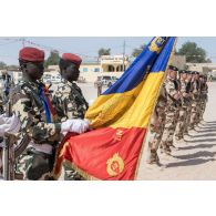 Rassemblement d'un piquet d'honneur franco-tchadien pour une prise d'armes sur la place de l'Indépendance de Faya-Largeau, au Tchad.