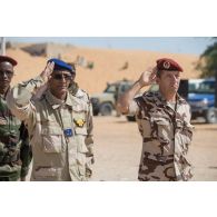 Le général Touka Ramadan Koré salue les couleurs tchadiennes aux côtés d'un officier de liaison à Faya-Largeau, au Tchad.