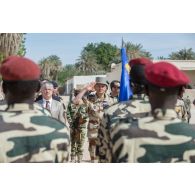 Le général François-Xavier de Woillemont salue les couleurs tchadiennes aux côtés de l'ambassadeur Philippe Lacoste à Faya-Largeau, au Tchad.