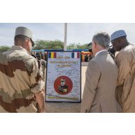 Le général François-Xavier de Woillemont et l'ambassadeur Philippe Lacoste inaugurent la plaque commémorative du général Victor-Emmanuel Largeau à Faya-Largeau, au Tchad.
