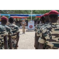 Le général François-Xavier de Woillemont, commandant la force Barkhane (COMANFOR), prononce un discours à Faya-Largeau, au Tchad.