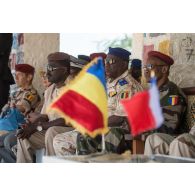 Des officiers supérieurs et généraux tchadiens assistent à une cérémonie depuis la tribune officielle à Faya-Largeau, au Tchad.