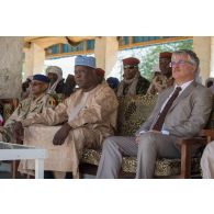 L'ambassadeur Philippe Lacoste assiste à une cérémonie aux côté des généraux Ismat Issakha Acheikh et Touka Ramadan Koré depuis la tribune officielle à Faya-Largeau, au Tchad.