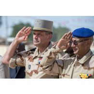 Le général François-Xavier de Woillemont, commandant la force Barkhane (COMANFOR) salue les couleurs tchadiennes aux côtés du général Touka Ramadan Koré à Faya-Largeau, au Tchad.
