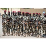 Rassemblement des soldats tchadiens pour une cérémonie sur la place de l'Indépendance de Faya-Largeau, au Tchad.