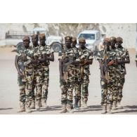 Rassemblement d'une section de la garde nationale nomade (GNN) tchadienne pour une cérémonie sur la place de l'Indépendance de Faya-Largeau, au Tchad.