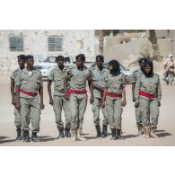 Rassemblement d'un peloton de la police nationale tchadienne pour une cérémonie sur la place de l'Indépendance de Faya-Largeau, au Tchad.