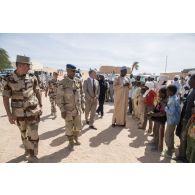Le général François-Xavier de Woillemont prend contact avec des enfants à Faya-Largeau, au Tchad.