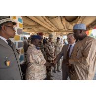 L'ambassadeur Philippe Lacoste rencontre les forces de l'ordre tchadiennes à Faya-Largeau, au Tchad.