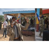 Un chanteur assure l'animation du public pour une cérémonie à Faya-Largeau, au Tchad.