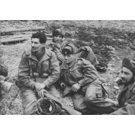 [Corée, vers 1950-1953. Volontaires du bataillon français au repos parmi lesquels figure, à gauche, le sergent Misseri.]