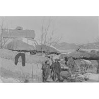 [Janvier 1951. Patrouille dans un village. A droite : lieutenant Nicolaï. (Nicolay ?)]
