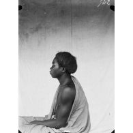 [Portrait de profil d'un homme malgache.]