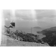 Sur l'ile de Leros (Grèce), peu après l'opération Taifun, le mont Meraviglia (aujourd'hui Platanos) et son château médieval.