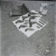 [Algérie, 1958-1961. Pistolets et revolvers avec leurs munitions.]