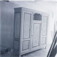 [Algérie, 1958-1961. Un meuble de style mauresque.]