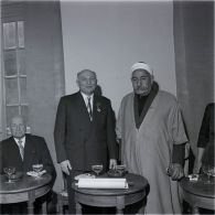 [Algérie, 1958-1961. La remise d'une Légion d'honneur à une personnalité.]