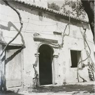 [Algérie, 1958-1962. La porte richement ornée d'une habitation.]