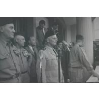 [Putsch d'Alger, 21-26 avril 1961. Les généraux Edmond Jouhaud, Raoul Salan, André Zeller et Maurice Challe au balcon du gouvernement général à Alger.]
