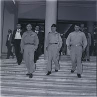 [Les généraux d'armée Edmond Jouhaud, Raoul Salan et Maurice Challe photographiés au siège du gouvernement général lors du putsch d'Alger, 21-26 avril 1961.]