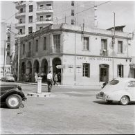 Le café des Arcades, Alger, 1956-1962.]