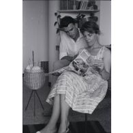 [Algérie, 1954-1962. Un couple photographié dans leur lecture du magazine 