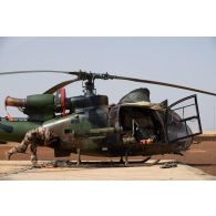 Une mécanicienne intervient sur un hélicoptère Gazelle SA-342 HOT du 5e régiment d'hélicoptères de combat (5e RHC) à Gao, au Mali.