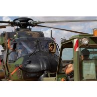 Des mécaniciens tractent un hélicoptère Caïman NH-90 du 5e régiment d'hélicoptères de combat (5e RHC) pour un test de vol sur piste à Gao, au Mali.