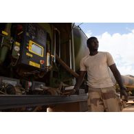Un logisticien du Service des essences des armées (SEA) contrôle la sortie de carburant depuis un train routier avitailleur à Gao, au Mali.
