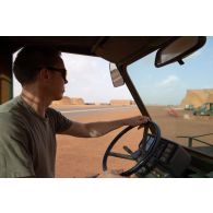 Un mécanicien du 5e régiment d'hélicoptères de combat (5e RHC) conduit un tracteur d'avion sur le camp de Gao, au Mali.