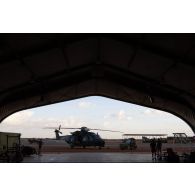 Un hélicoptère Caïman NH-90 du 5e régiment d'hélicoptères de combat (5e RHC) stationne en sortie de hangar à Gao, au Mali.