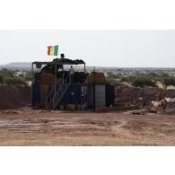 Des soldats maliens sécurisent la frontière avec le Niger depuis un poste de sécurité dans la région de Ménaka, au Mali.