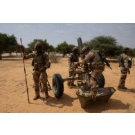Des artilleurs du 40e régiment d'artillerie (40e RA) mettent en batterie un mortier de 120 mm rayé (MO 120 RT) à Andéramboukane, au Mali.