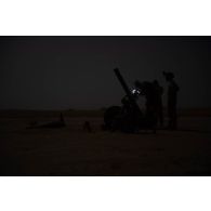 Des artilleurs du 40e régiment d'artillerie (40e RA) mettent en batterie un mortier de 120 mm rayé (MO 120 RT) à Andéramboukane, à la frontière avec le Niger.