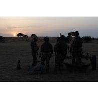 Des artilleurs du 40e régiment d'artillerie (40e RA) mettent en batterie un mortier de 120 mm rayé (MO 120 RT) à Andéramboukane, à la frontière avec le Niger.