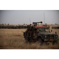Des soldats maliens sécurisent une zone de bivouac à bord de leur camion à Andéramboukane, à la frontière avec le Niger.