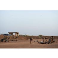 Des artilleurs du 40e régiment d'artillerie (40e RA) se préparent pour tirer au mortier de 120 mm rayé (MO 120 RT) à Ménaka, au Mali.