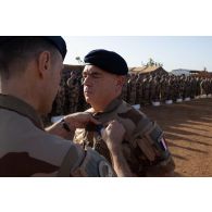 Le général Cyril Carcy remet la médaille de l'Ordre national du mérite au capitaine Thomas lors d'une cérémonie à Gao, au Mali.
