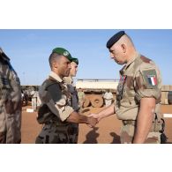 Le représentant du commandant de la force Barkhane (REPCOMANFOR) remet la croix de la valeur militaire avec étoile de bronze à un sergent du 2e régiment étranger de parachutistes (2e REP) à Gao, au Mali.