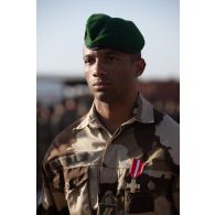Portrait d'un sergent du 2e régiment étranger de parachutistes (2e REP), récipiendaire de la croix de la valeur militaire avec étoile de bronze lors d'une cérémonie à Gao, au Mali.