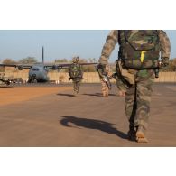 Des commandos parachutistes (GCP) embarquent à bord d'un avion Casa nurse pour un saut à Gao, au Mali.